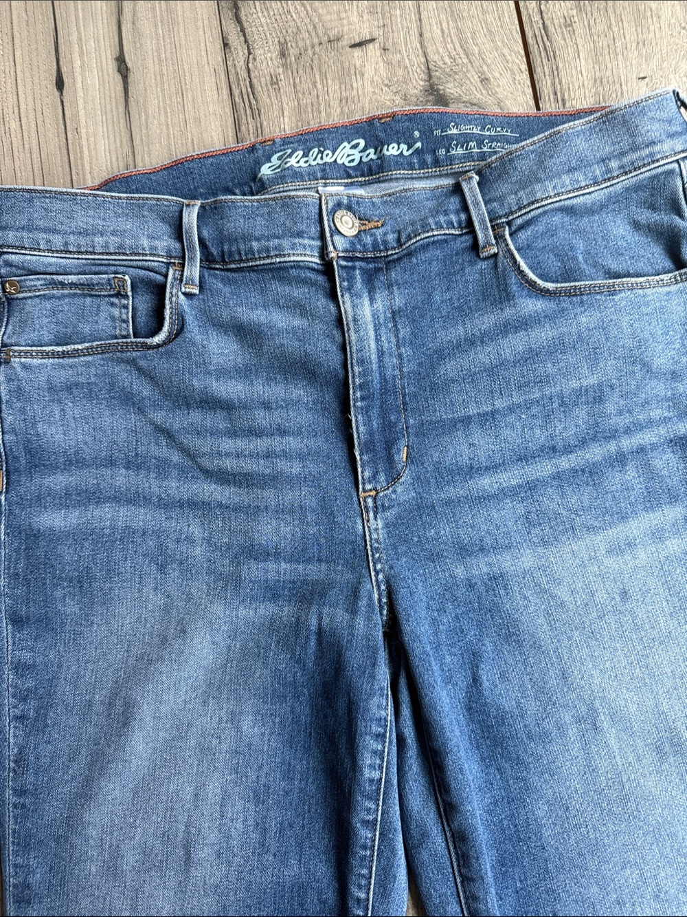 Eddie Bauer Women's slightly Curvy Slime Straight Jeans in Light Blue Wash 14